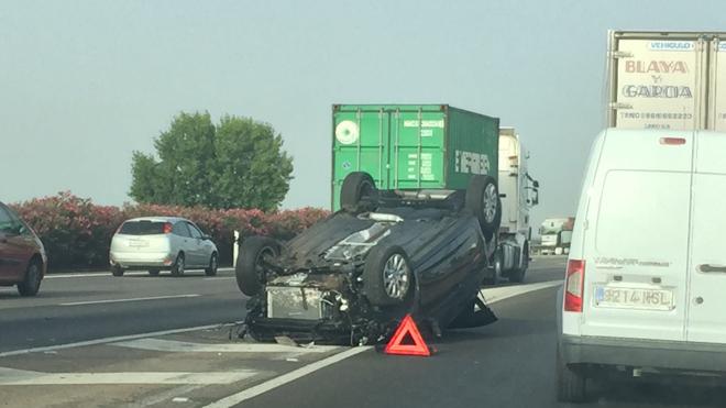 El efecto mirón provoca atascos en la A-7 en sentido Alicante