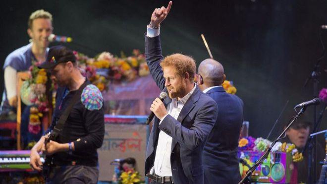 El príncipe Harry da el cante en un concierto de Coldplay