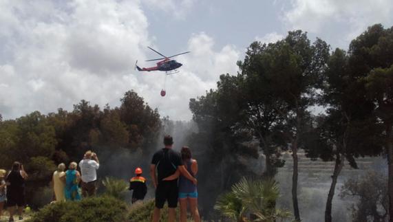 Incendio junto a una urbanización en Benitatxell