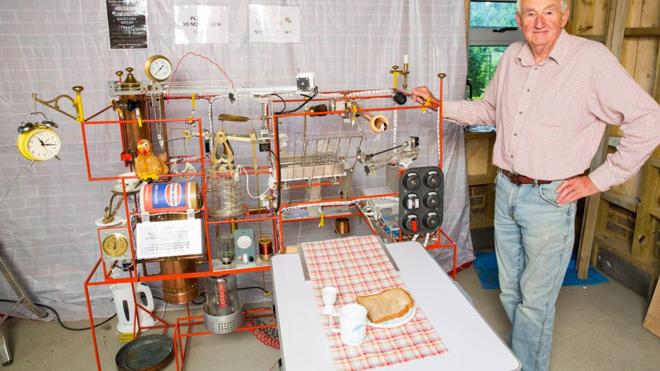 Un anciano construye una máquina que le cocina el desayuno
