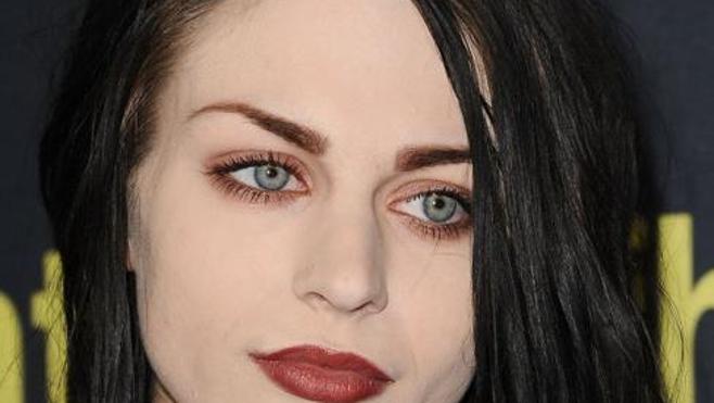 La hija de Kurt Cobain, a la gresca por una guitarra