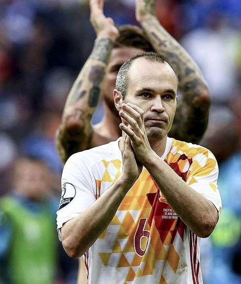 Iniesta dona su camiseta de España contra el cáncer