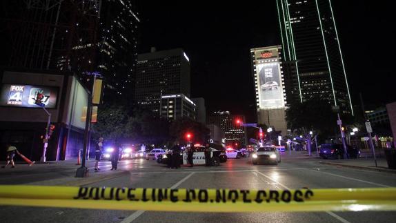 Cinco policías mueren tiroteados por francotiradores en Dallas en una protesta contra la brutalidad policial