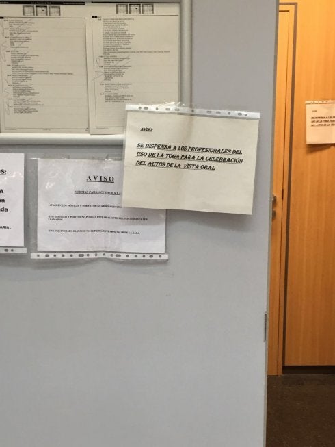 Letrados y fiscales cuelgan la toga