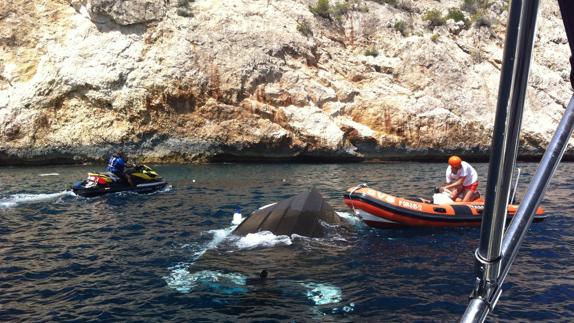 Seis personas naufragan en una barca de alquiler en la playa del Ambolo, en Xàbia