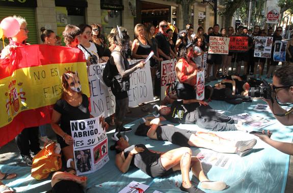 Protesta contra los bous a la mar en Dénia