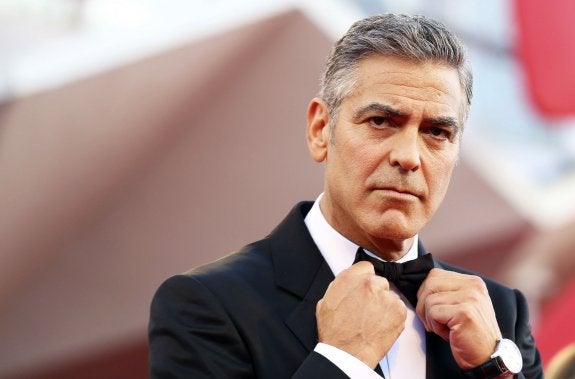 A Clooney se la arman con su peluquero