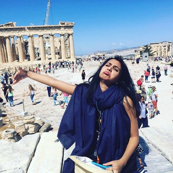 Las curiosas fotos de una mujer que se fue sola a su luna de miel