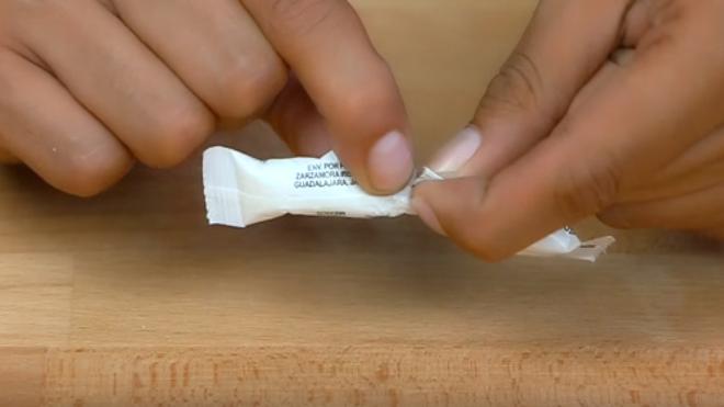 5 envoltorios que llevas años abriendo de forma incorrecta