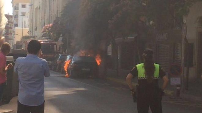 Espectacular incendio de un coche en Dénia