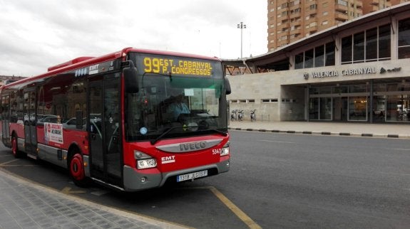 Los vendedores del Mercado Central temen perder ventas al cambiar la línea 81 su recorrido