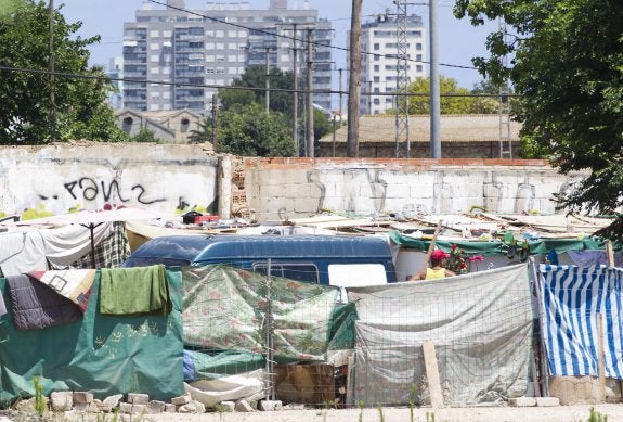 Chabolas de tela y madera a menos de un kilómetro de la Ciudad de las Ciencias