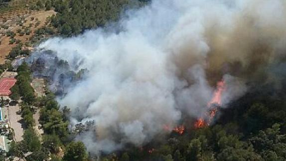 Se retiran los medios aéreos del incendio de Cabanes