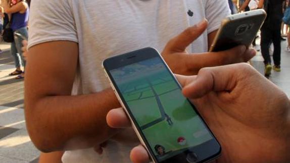 Dos jóvenes se cuelan en un parking de la Guardia Civil para cazar un pokémon con el Pokémon Go