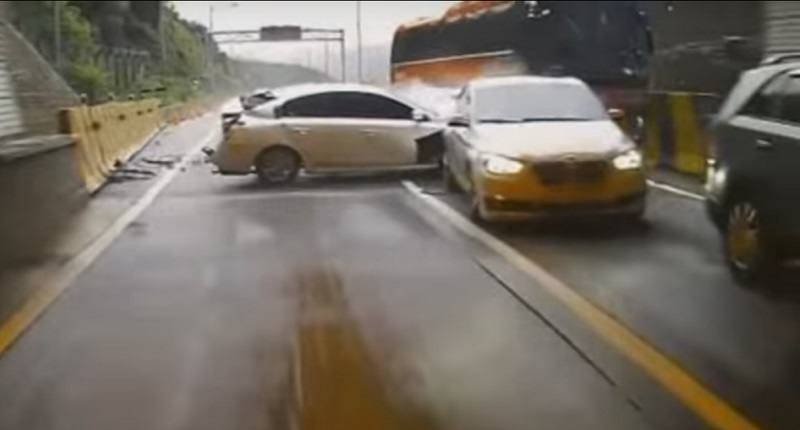 Espectacular accidente de un autobús contra varios vehículos en Corea del Sur