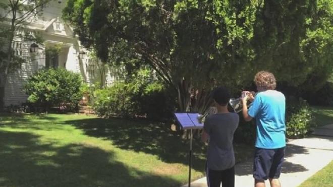 John Williams sorprendido por dos músicos enfrente de su casa
