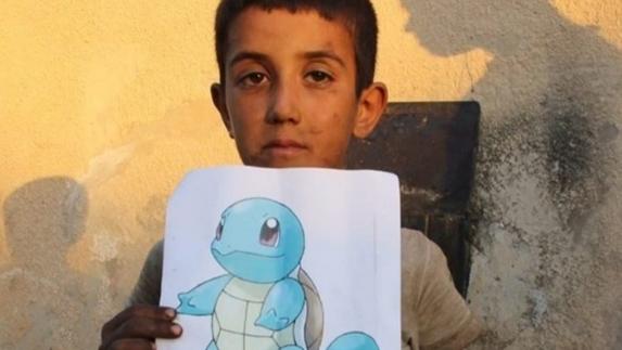 Niños sirios se colocan detrás de un Pokemon para pedir ayuda