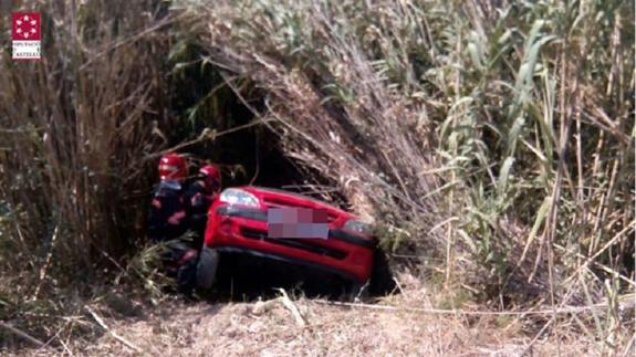 Rescatadas tres personas de un vehículo volcado en un cañar