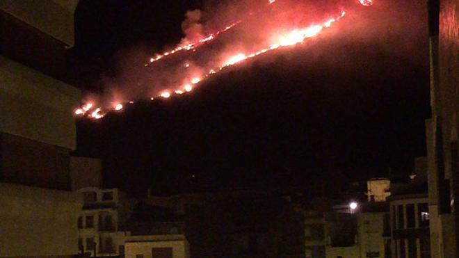 Arde la montaña de Les Tres Creus de Tavernes de la Valldigna