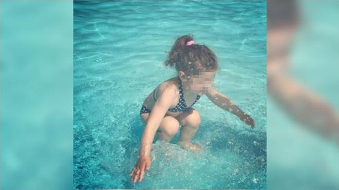 ¿La niña está dentro o fuera del agua?