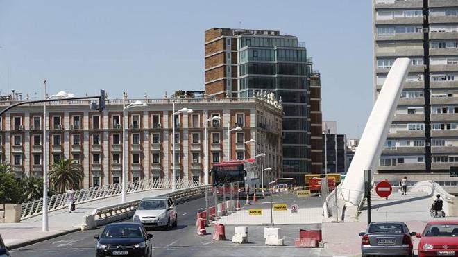 Reparan el puente de la 'peineta' de Calatrava