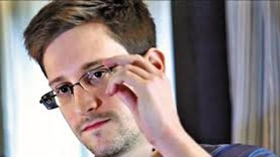 Snowden diseña una funda de móvil para prevenir el espionaje