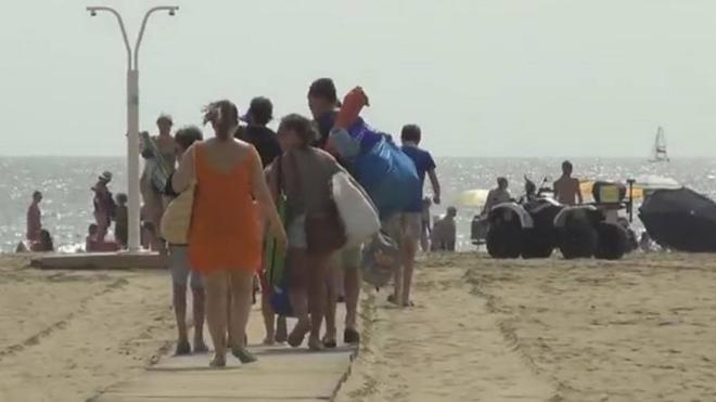 Control policial por la venta ambulante y masajes ilegales en la playa de la Malvarrosa