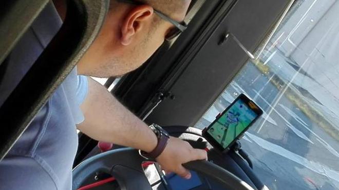 Un conductor de autocar, pillado jugando a 'Pokémon Go' mientras iba al volante