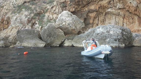 La Policía de Xàbia sorprende a dos hombres cuando pescaban en la Reserva Marina