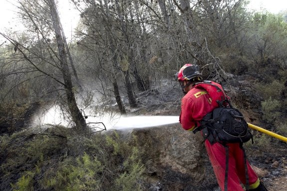 Un bombero es asistido por deshidratación e hipoglucemia en el incendio de Artana