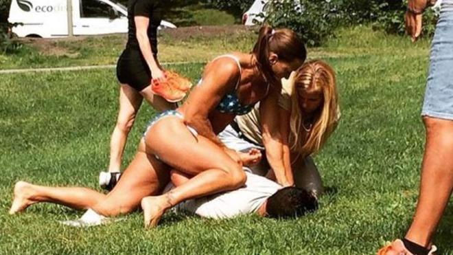 La foto de una policía sueca en bikini deteniendo a un ladrón que está dando la vuelta al mundo