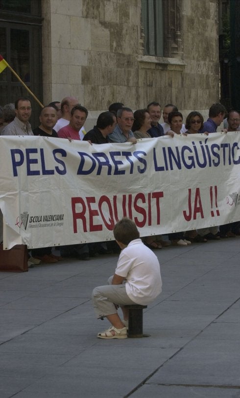 Educación sigue sin obedecer al Síndic para que un centro escolar utilice el castellano