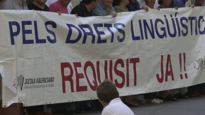 Educación sigue sin obedecer al Síndic para que un centro escolar utilice el castellano