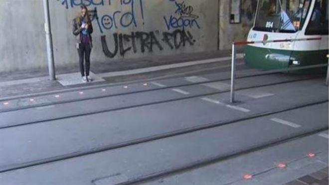 Así son los semáforos para peatones que van mirando el móvil