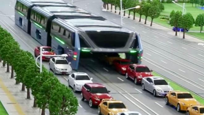 Así es el autobús-túnel chino capaz de pasar sobre los atutomóviles