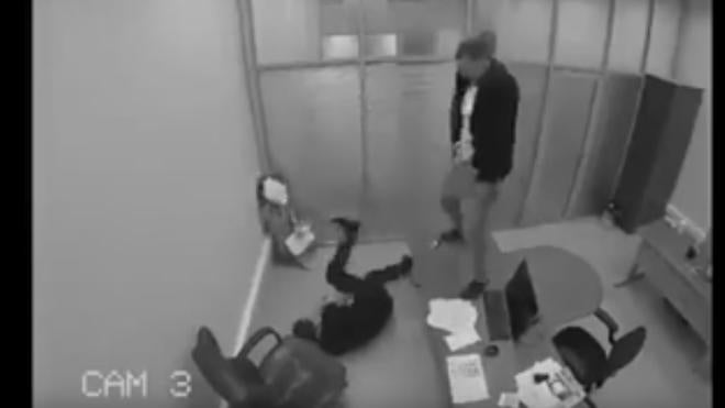 Se entera de que ha ganado la lotería y le orina encima a su jefe