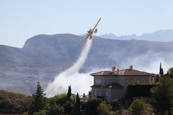 Dan por extinguido el incendio en Xàbia que calcinó dos hectáreas en la ladera del Montgó