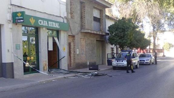 Roban un cajero con un tractor y lo abandonan en su huida tras despertar a todo el pueblo