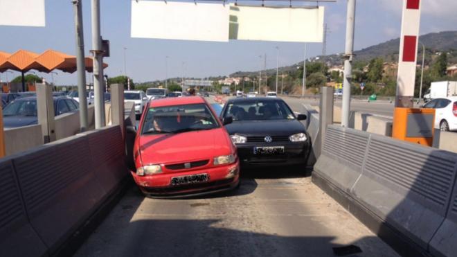 Dos coches se empotran tras querer pagar al mismo tiempo en un peaje