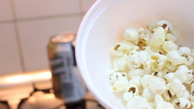 Cómo hacer palomitas en una lata de cerveza