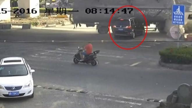 Un camión de cemento aplasta a un vehículo en China