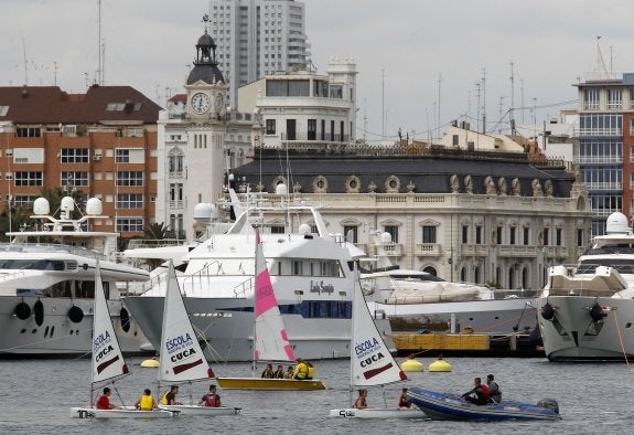 La Marina negocia un ciclo de Formación Profesional sobre náutica en una antigua base