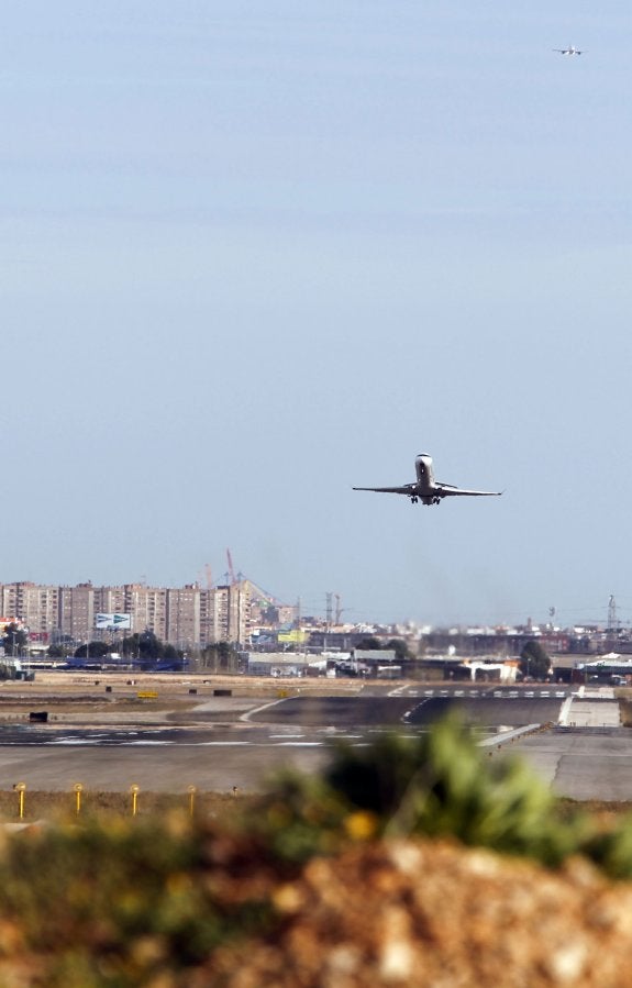 Deslumbran con un puntero láser a los pilotos de otros dos aviones en Valencia