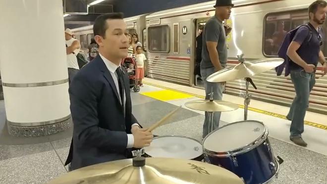 El actor Joseph Gordon-Levitt, músico en la calle
