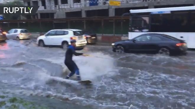 Esquí acuático por las calles de Moscú