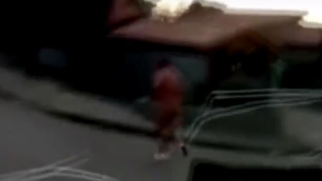 Huye corriendo y desnudo al ser pillado por el marido de su amante