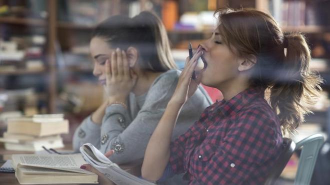 ¿Por qué las mujeres bostezan más que los hombres?