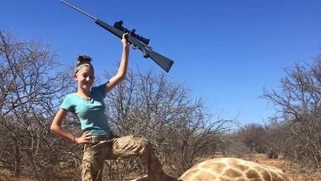 Una niña de 12 años posa con 'trofeos' de cacerías en África