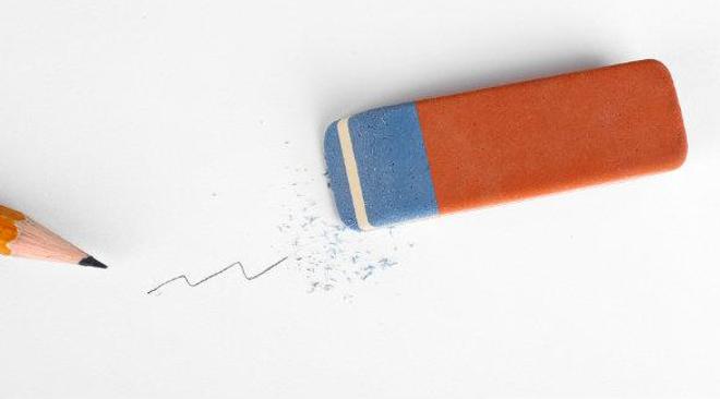 ¿Para qué sirve la parte azul de la goma de borrar?