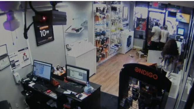 Dos ladrones quedan atrapados en una tienda y la gente se burla de ellos desde la calle
